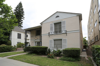 136 S McCarty Dr in Beverly Hills, CA - Building Photo - Building Photo