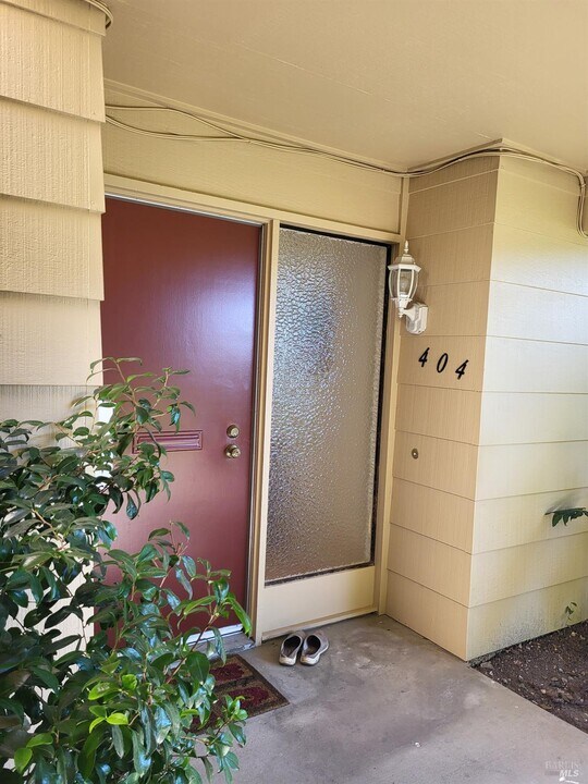 404 Meadowgreen Dr in Santa Rosa, CA - Building Photo