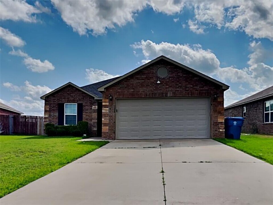 1685 Sussex St in Newcastle, OK - Building Photo