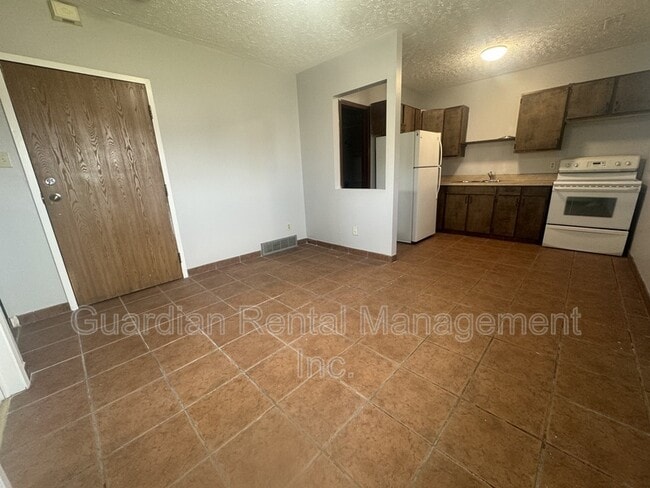 200 Simpson St in Thunder Bay, ON - Building Photo - Building Photo