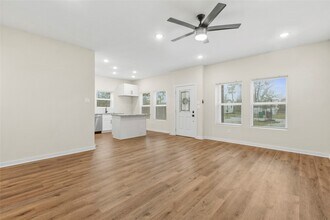 7709 St Louis St in Houston, TX - Foto de edificio - Building Photo