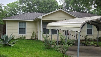 10635 Royal Cavins Dr in Conroe, TX - Building Photo