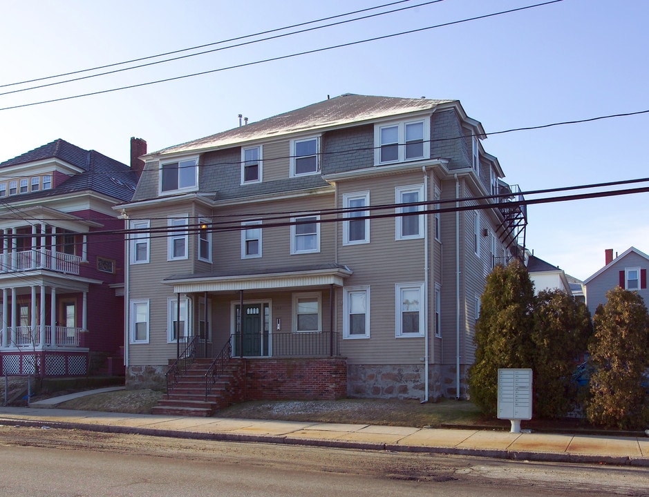 569 Middle St in Fall River, MA - Building Photo