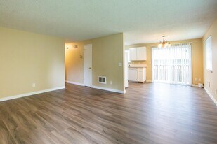 3542 NE Division St in Gresham, OR - Building Photo