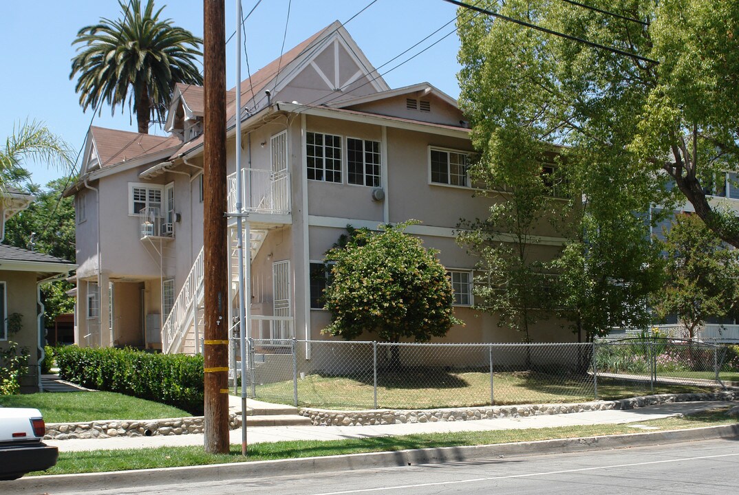 525 N Raymond Ave in Pasadena, CA - Foto de edificio