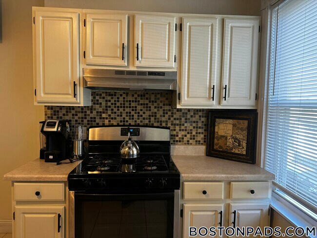 32 Kingsdale St in Boston, MA - Foto de edificio - Building Photo