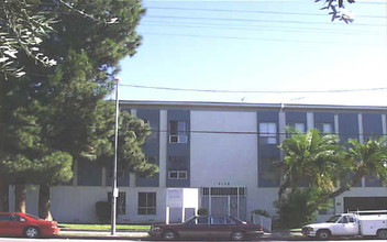 6660 Woodman Ave in Van Nuys, CA - Building Photo - Building Photo