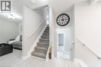 12 Quinlan Ct in Hamilton, ON - Building Photo - Building Photo