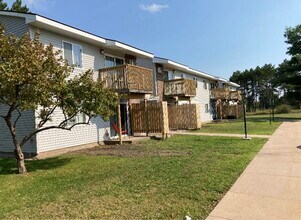 654 S Westwood Ave in Kingsford, MI - Building Photo - Building Photo