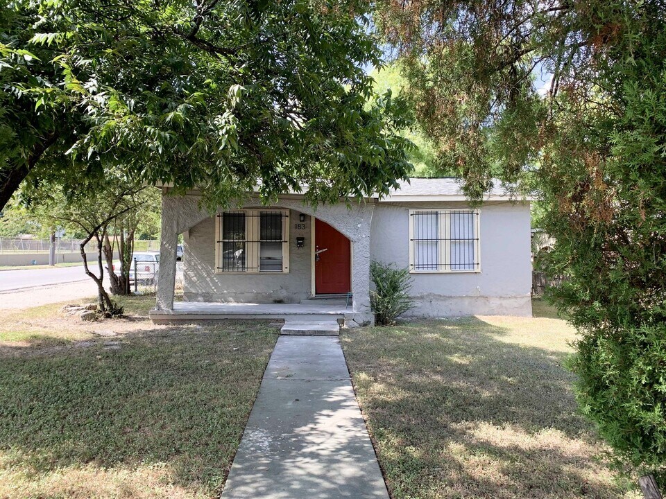 183 Bangor Dr in San Antonio, TX - Building Photo