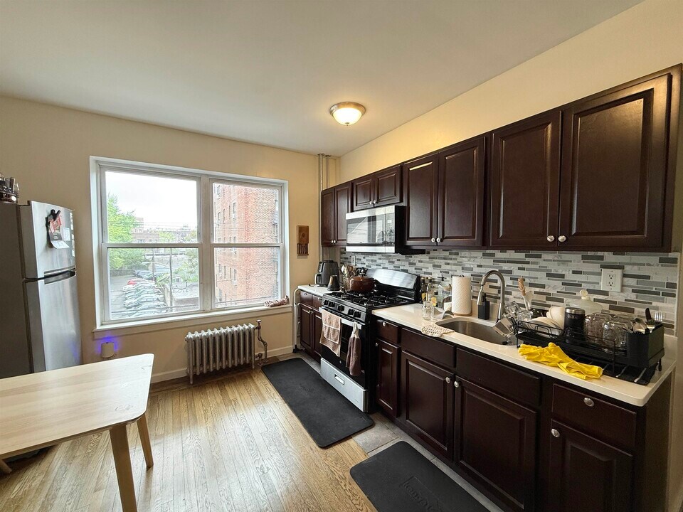 160 Vroom St in Jersey City, NJ - Building Photo