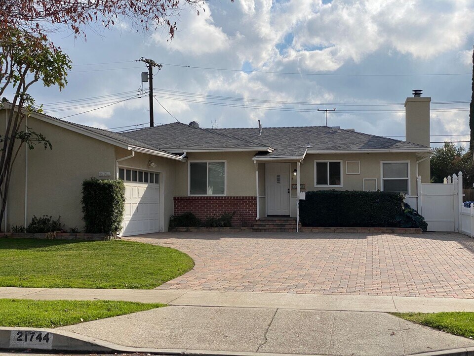 21744 Romar St in Los Angeles, CA - Building Photo