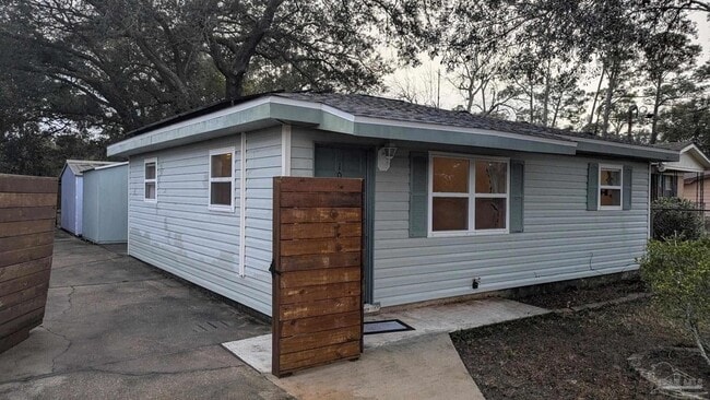 1010 Hawthorn Dr in Pensacola, FL - Foto de edificio - Building Photo