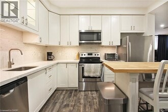 23 Scarletwood St in Hamilton, ON - Building Photo - Building Photo