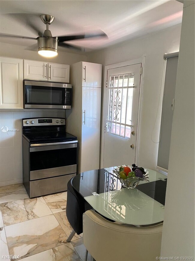 1501 NE 191st St-Unit -# C in Miami, FL - Foto de edificio - Building Photo