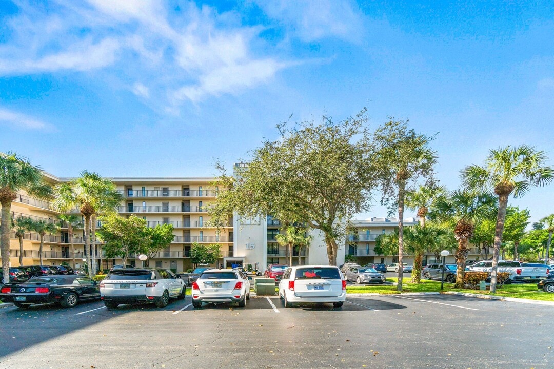 15 Royal Palm Way in Boca Raton, FL - Building Photo