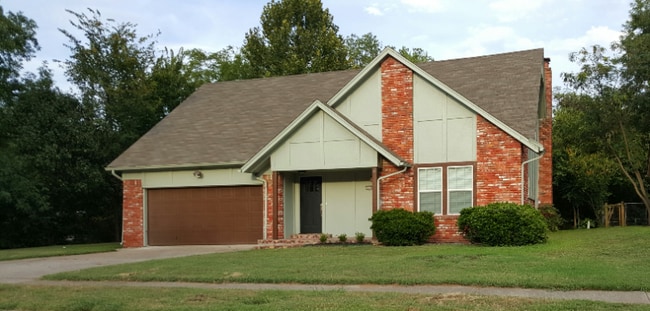 property at 2609 S Chestnut Ave