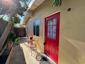 22438 Califa St in Los Angeles, CA - Building Photo