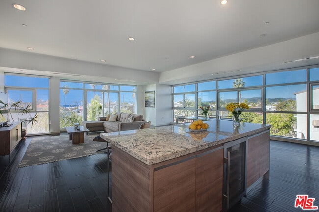 3111 Vía Dolce in Los Angeles, CA - Building Photo - Building Photo