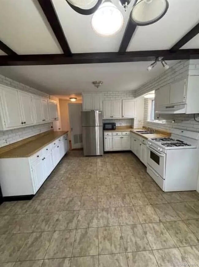 property at 10 Wheeler Rd