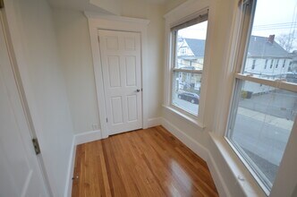 10 Harvest St, Unit 2 in Boston, MA - Foto de edificio - Building Photo