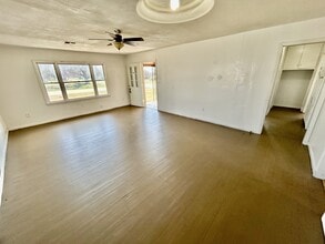 300 E Main St in Asher, OK - Building Photo - Building Photo