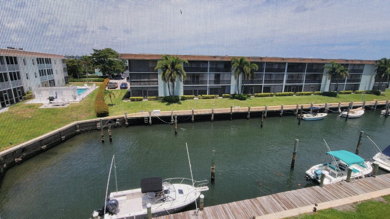 131 Doolen Ct in North Palm Beach, FL - Building Photo