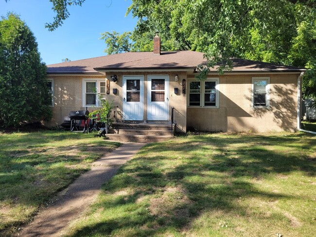 1722 Rist Ave in Eau Claire, WI - Foto de edificio - Building Photo