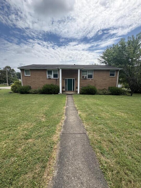 525 North Rd in Niles, OH - Foto de edificio