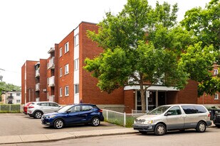 Le Portage in Montréal, QC - Building Photo