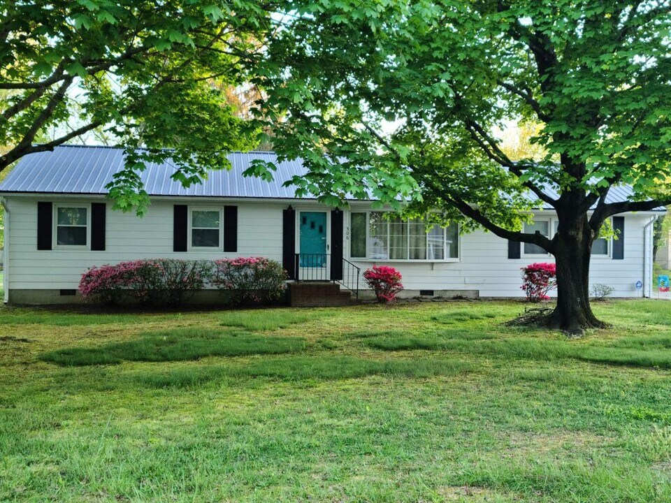 306 Commerce St in Hurlock, MD - Foto de edificio