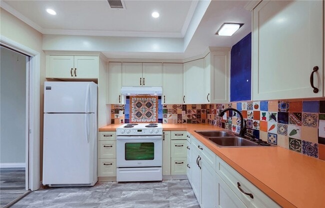 1631 S Pomona Ave in Fullerton, CA - Building Photo - Building Photo