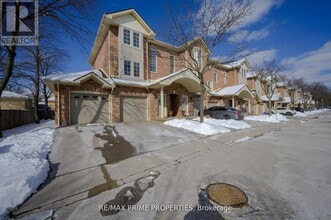 4045 Upper Middle Rd in Burlington, ON - Building Photo - Building Photo