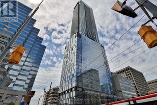 488 University Ave in Toronto, ON - Building Photo