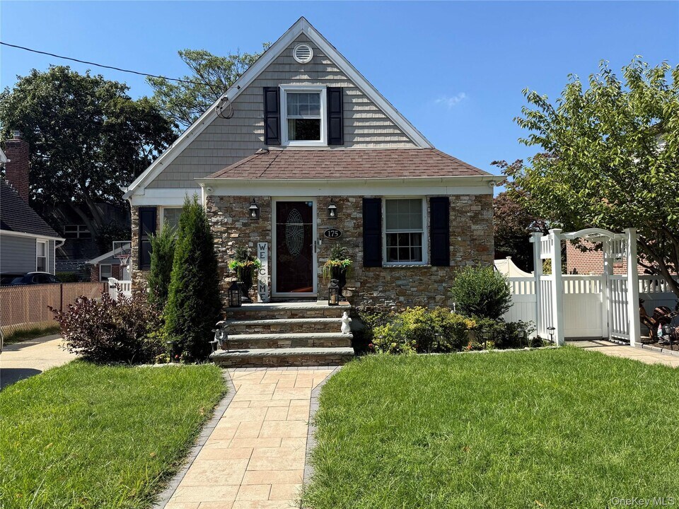 175 Wardwell Rd in Mineola, NY - Building Photo