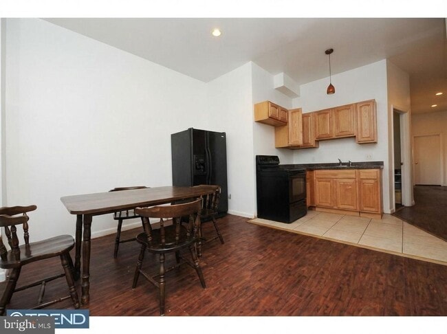 property at 1923 W Diamond St