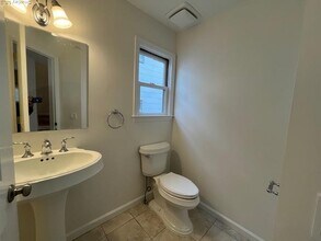 42 Dunwood Rd in Port Washington, NY - Building Photo - Building Photo