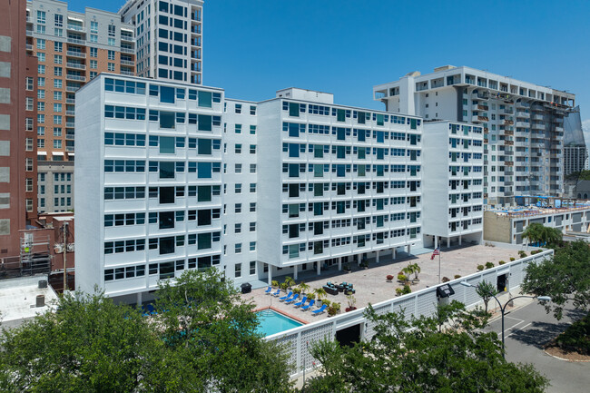 Gulfstream Towers in Sarasota, FL - Foto de edificio - Building Photo