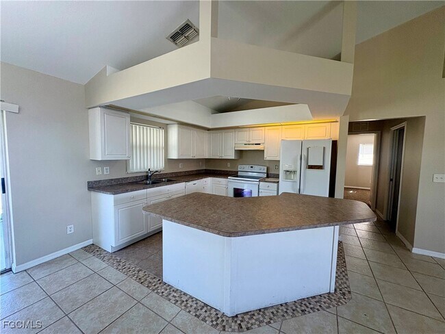 4411 SW 9th Ave in Cape Coral, FL - Building Photo - Building Photo