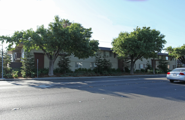 Courtyard Village Apartments in Tracy, CA - Building Photo - Building Photo