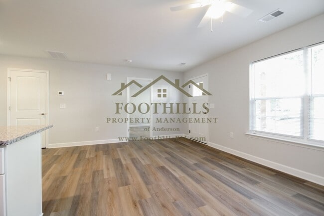 102 Crown Ct in Williamston, SC - Building Photo - Building Photo