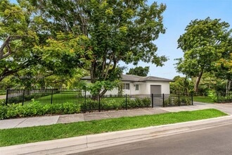 810 NW 7th St in Miami, FL - Building Photo - Building Photo