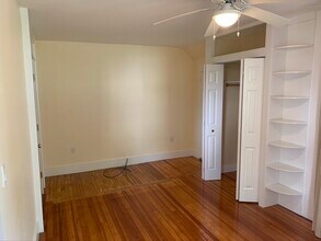 20 Baker Ave, Unit 20 Baker Ave upstairs in Shelburne Falls, MA - Building Photo - Building Photo
