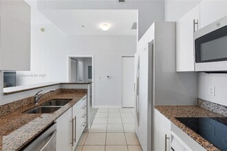 325 S Biscayne Blvd in Miami, FL - Building Photo - Building Photo
