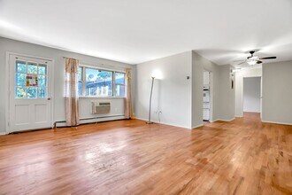 55 Gill Ln in Woodbridge Township, NJ - Foto de edificio - Building Photo