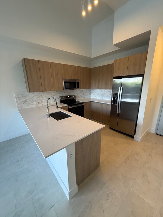 2507 NE 182nd St, Unit A2 in North Miami Beach, FL - Building Photo