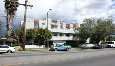 14007 Vanowen St in Van Nuys, CA - Building Photo - Building Photo