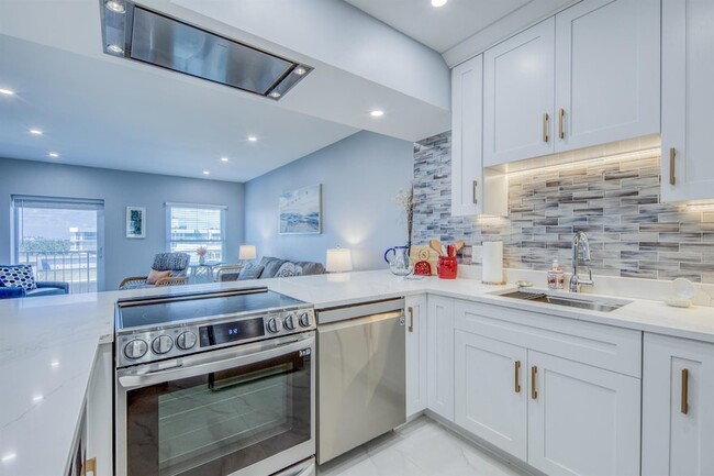 3230 S Ocean Blvd, Unit 609 in Palm Beach, FL - Building Photo - Building Photo