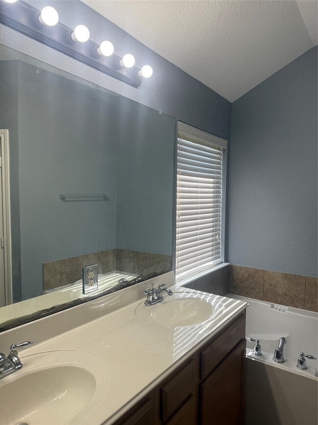 10914 Overland Trail Dr