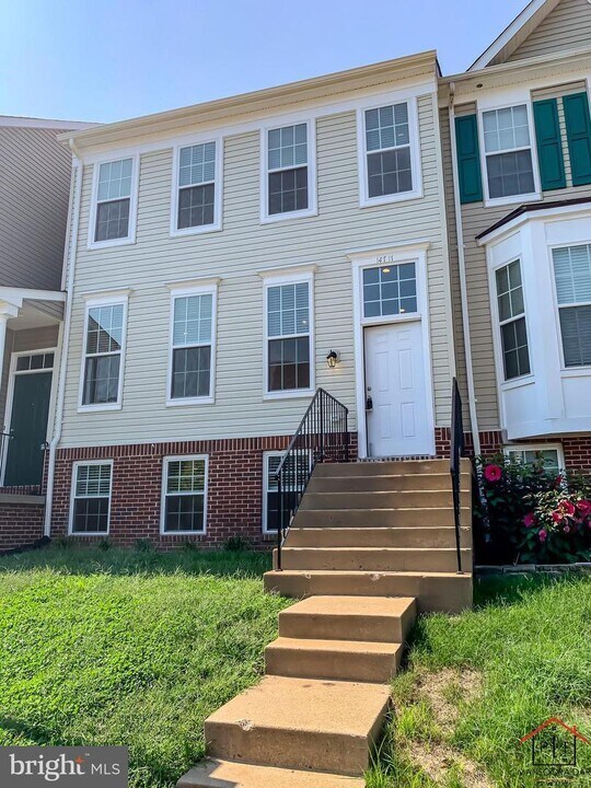 14711 Beaumeadow Dr, Unit Upper Level Room 2 in Centreville, VA - Building Photo